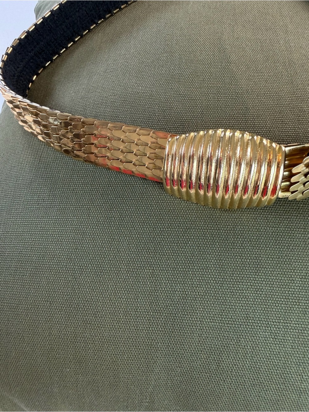 Vintage Gold Tone Stretch Fish Scale Belt Ribbed Oval Buckle